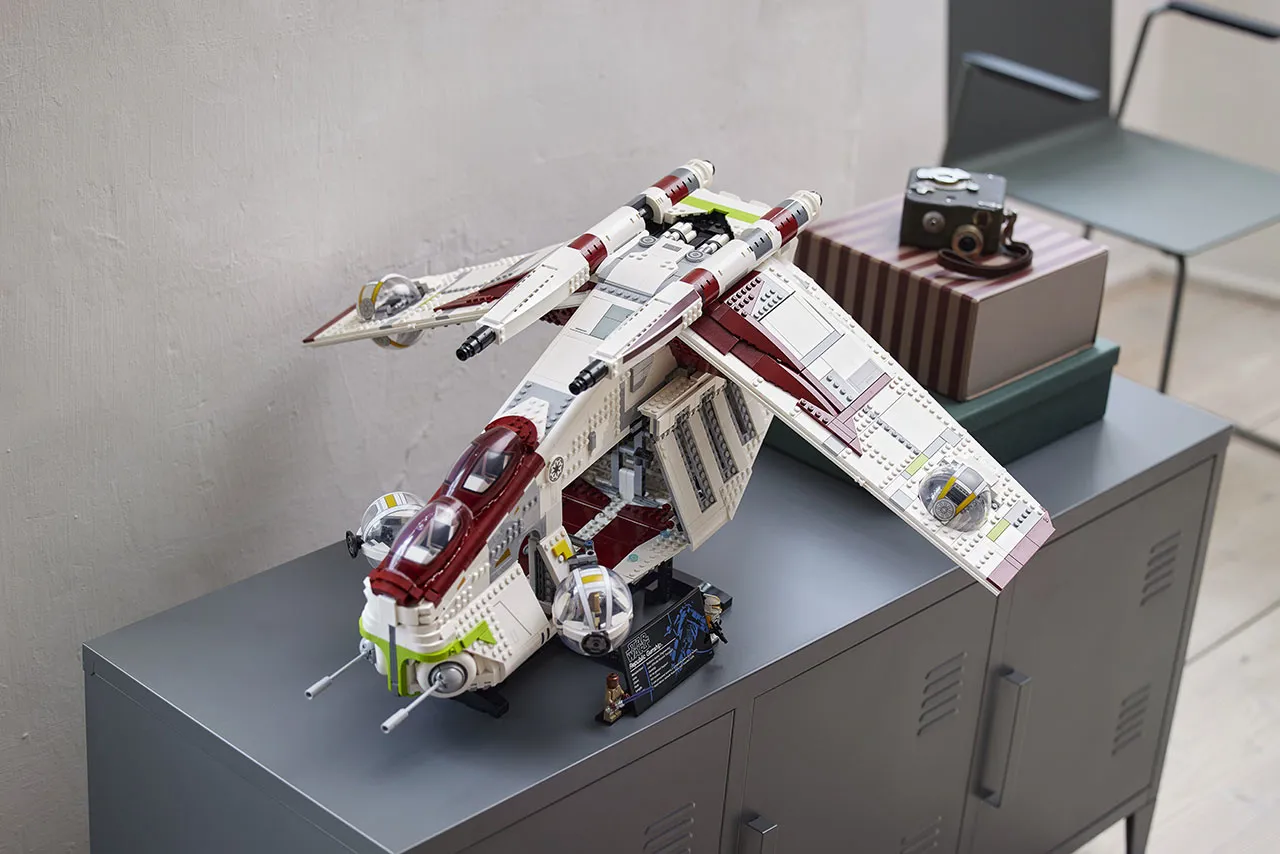 Lego Star Wars Republic Gunship Complete Lifestyle 02