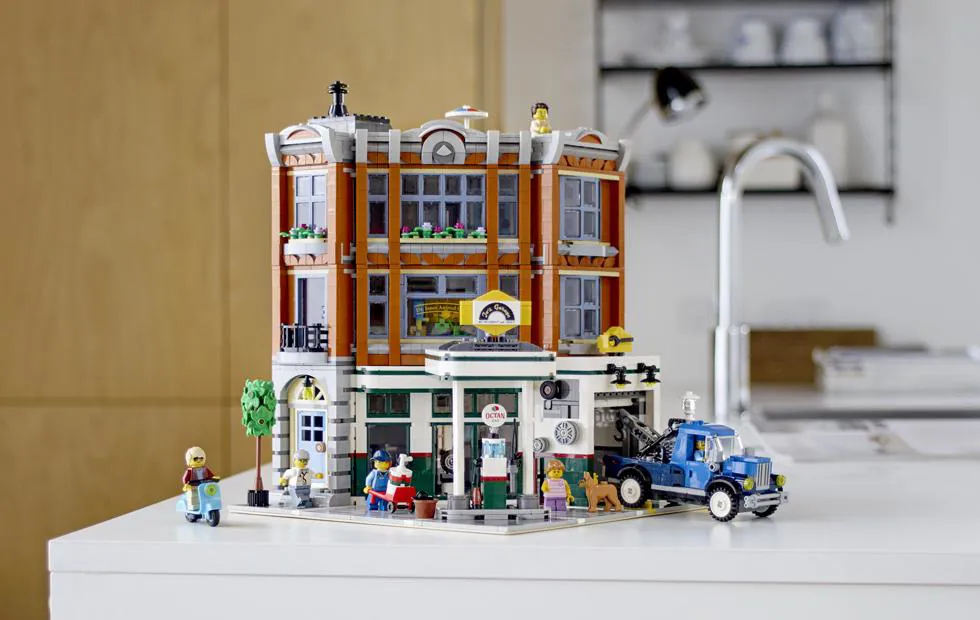 LEGO Corner Garage