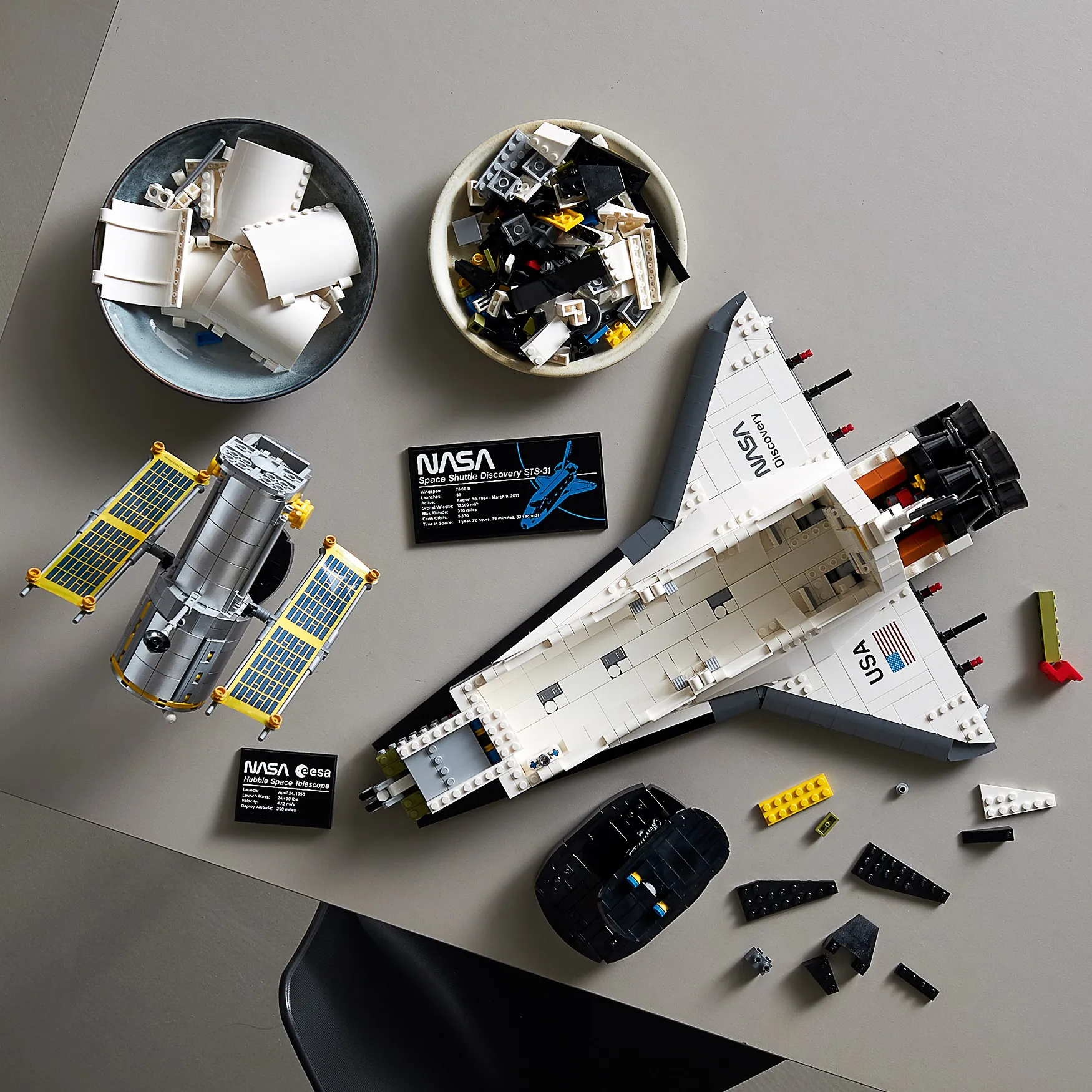 LEGO 10283 NASA Space Shuttle Discovery Lifestyle 11