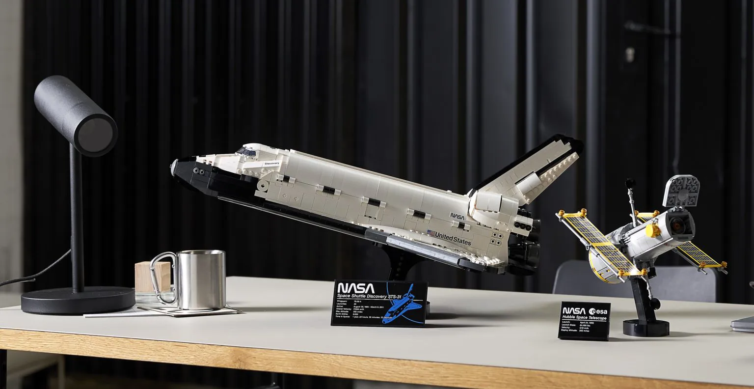 LEGO 10283 NASA Space Shuttle Discovery Lifestyle 2 1536X792