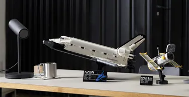 LEGO 10283 NASA Space Shuttle Discovery Lifestyle 2 1536X792